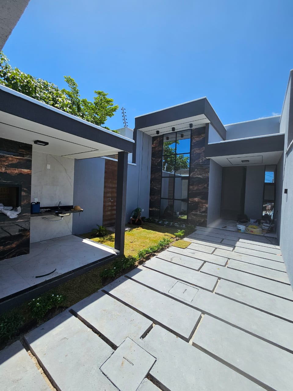 Foto da obra fachada entrada dia