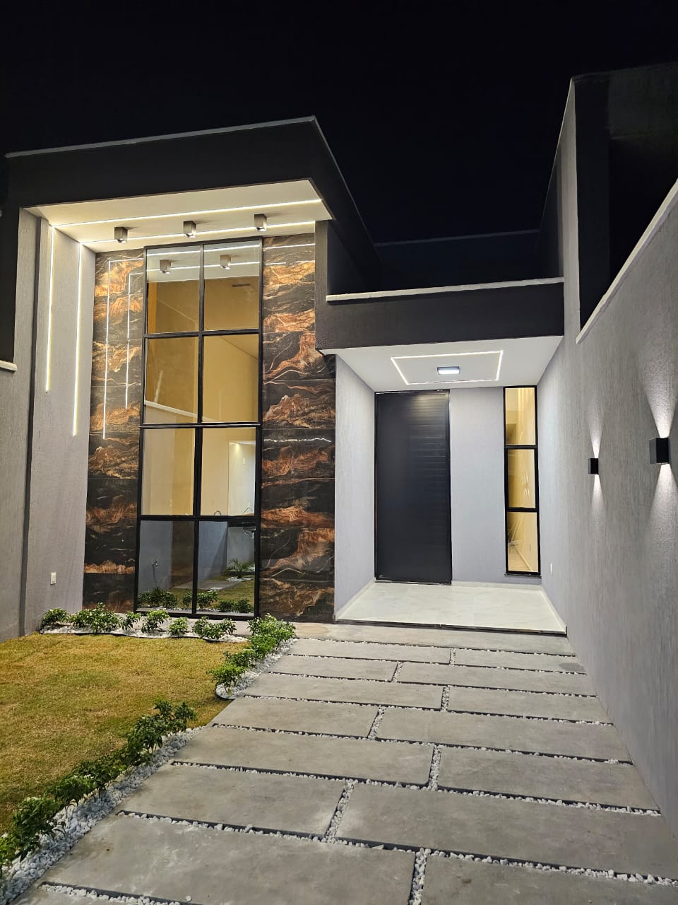 Foto da obra fachada entrada noturna