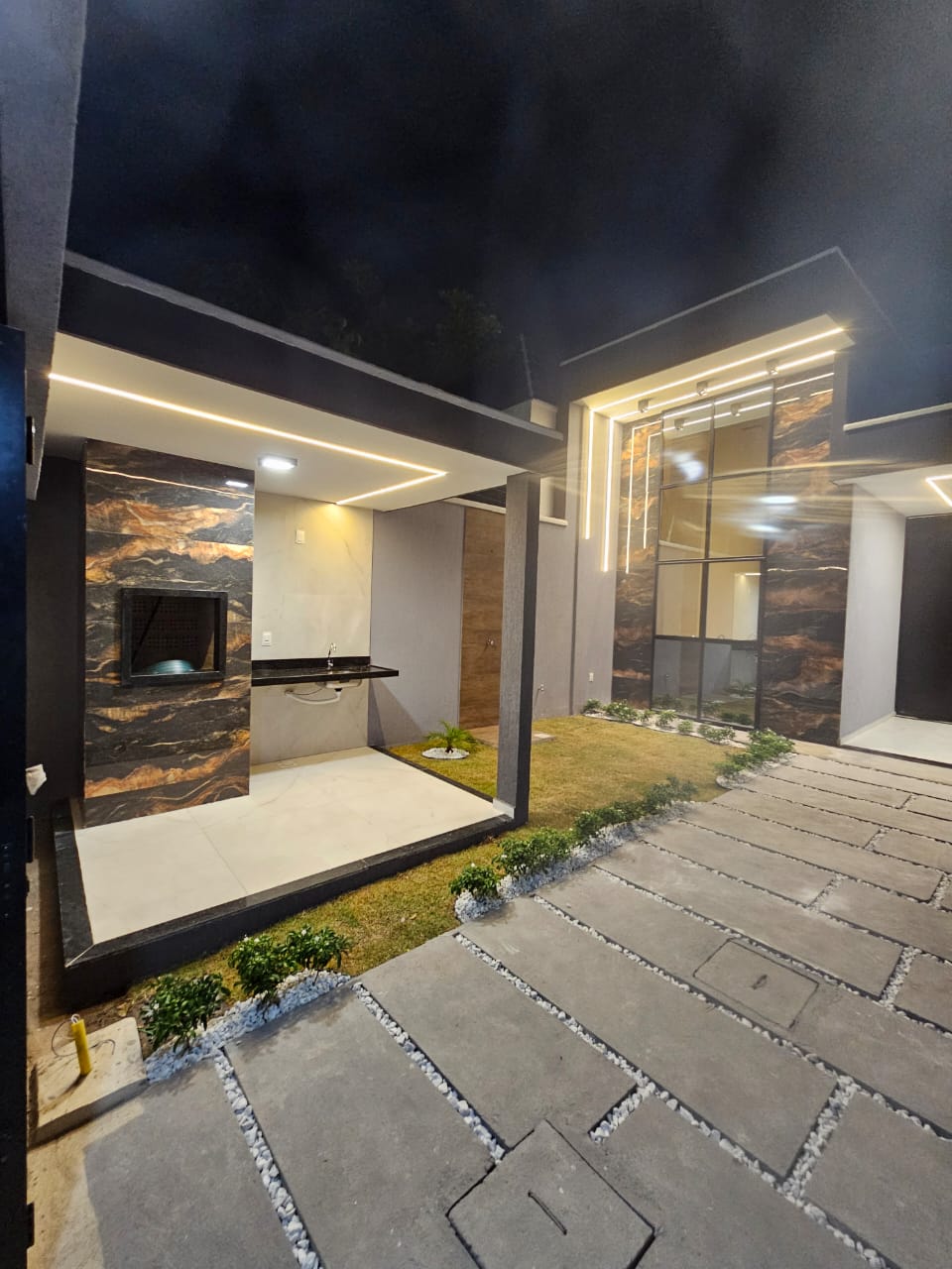 Foto da obra fachada noturna ampla