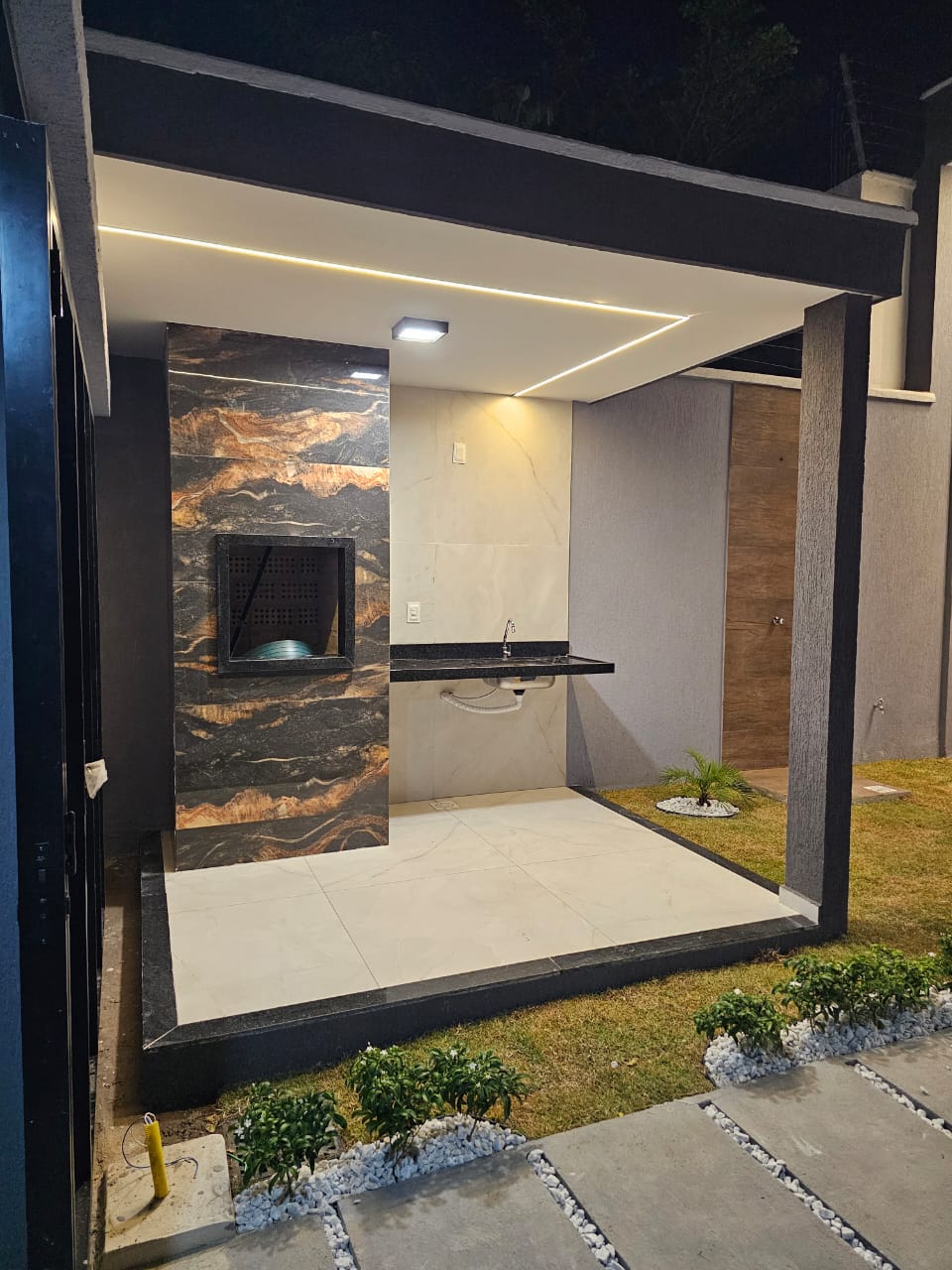 Foto da obra area gourmet noturna detalhe